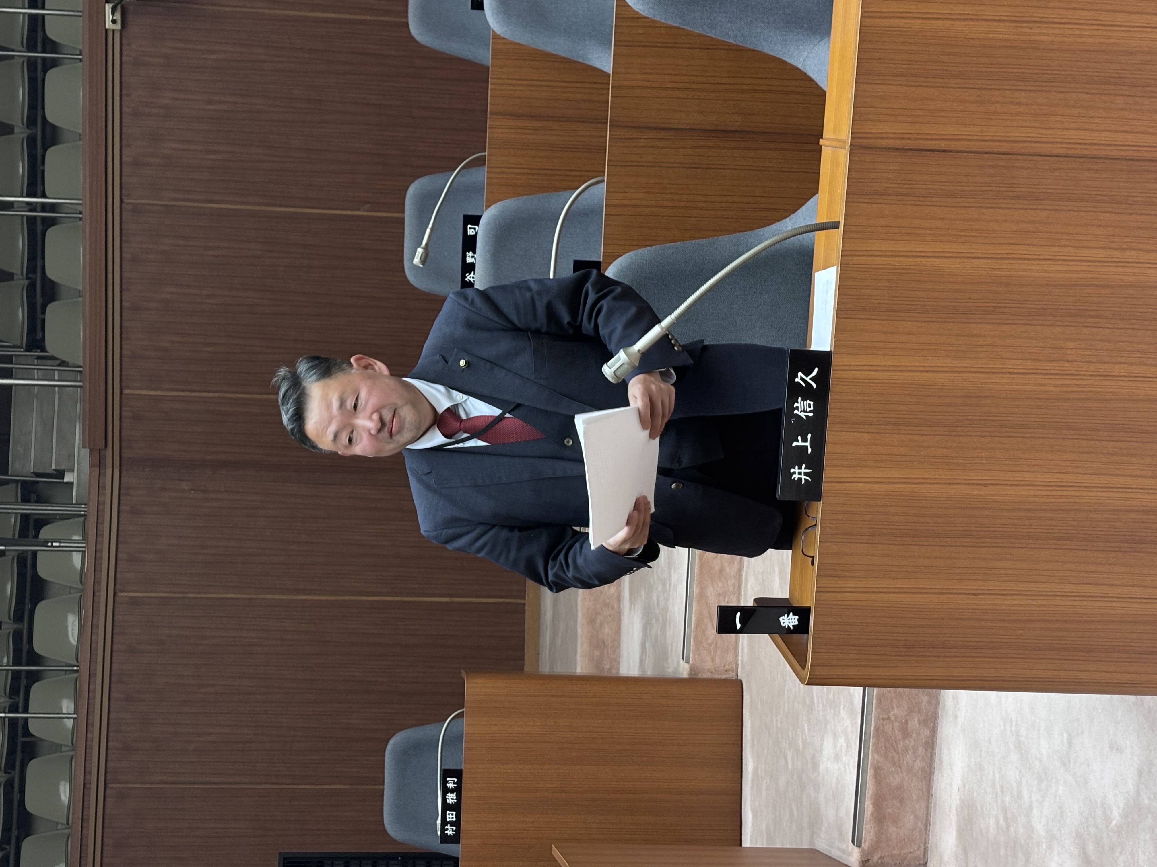 議会で発言する様子